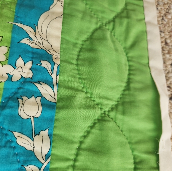 Vintage quilt, 88x73, high heel theme - Picture 4 of 6